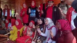 Siti Atikoh Coba Menyulam saat Kunjungi Sentra Industri Tapis di Pesawaran Lampung