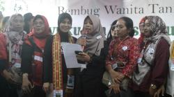 Hadiri Deklarasi Dukungan KWT Pringsewu ke Ganjar-Mahfud, Siti Atiqoh Paparkan Manfaat Kartu Sakti<
