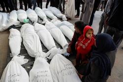 Tangis Keluarga Pecah saat Jenazah Warga Palestina Korban Kekejaman Israel Dikumpulkan