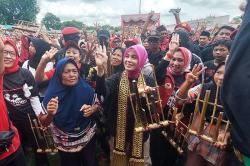 Safari Politik di Kota Gajah, Siti Atikoh Main Angklung bersama Seribu Warga