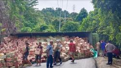 Kecelakaan di Tanjakan Sarimi Kolaka Utara, Truk Angkut 15 Ton Mi Instan Terguling