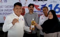 Caleg Perindo Deden Samsudin Gelar Bazar Minyak Goreng di Bandung Barat