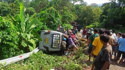 Kecelakaan di Lombok Timur, Minibus Terbalik akibat Rem Blong 12 Orang Terluka