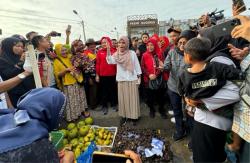 Siti Atikoh Blusukan ke Pasar Tulang Bawang Lampung: Belanja-Serap Aspirasi Pedagang   