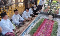 Tiba di Ponpes Tebuireng, Ganjar Ziarah ke Makam KH Hasyim Asy’ari dan Gus Dur<