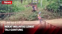 Jembatan Penghubung Terputus, Warga Desa Pulau Bayur Nekat Melintas Lewat Tali Gantung