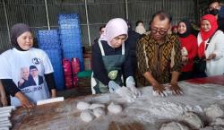 Kunjungi Palembang, Seru Siti Atikoh Ikut Buat Kerupuk Kemplang
