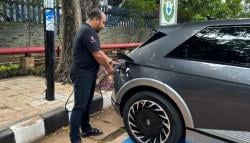 Tambah Fasilitas Charging, PLN Jadikan Tiang Listrik Tempat Cas Kendaraan Listrik
