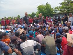 Ganjar Disambut Antusias Petani saat Tinjau Kebun Tebu di Nganjuk