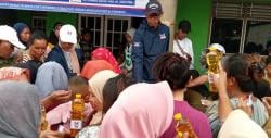 3 Caleg Partai Perindo Gelar Bazar Minyak Goreng Murah di Bekasi, Warga Antusias Antre