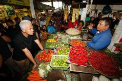Ganjar Ungkap Stategi Sat-Set Stabilkan Harga Pangan saat Blusukan ke Pasar Pucang