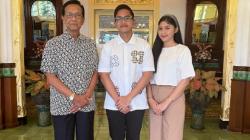 Viral Pose Jari Sultan HB X saat Foto dengan Kaesang, Warganet: 3 Tetap di Hati