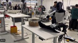 Makin Mirip Manusia, Robot Elon Musk Kini Bisa Melipat Baju 