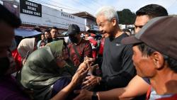 Momen Ganjar Lari Pagi di Banjarnegara, Sapa Warga hingga Borong Dagangan Pasar