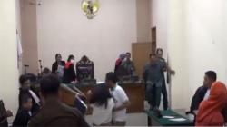 Istri Ngamuk di Persidangan Lempar Hakim Pakai Kursi saat Suami Divonis 3 Tahun Penjara <