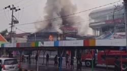 Karaoke Famous Madiun Terbakar, Asap Hitam Membubung Tinggi