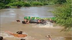 Miris, Tak Ada Jembatan Warga Pemerihan Lampung Seberangkan Jenazah Pakai Ban lewat Sungai<