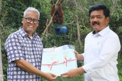 Lindungi Konservasi Satwa di Kalimantan, Menteri ATR/Kepala BPN Serahkan Sertifikat kepada BOSF