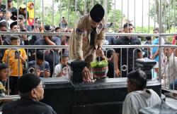Ziarah Makam Pendiri Persaudaraan Setia Hati, Ganjar: Mbah Soero Berperan Besar bagi Bangsa<