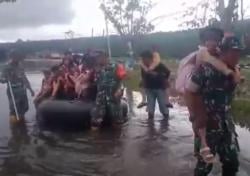 Aksi Heroik Anggota TNI Gendong Siswa Terobos Banjir ke Sekolah di Kerinci