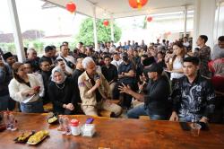 Ganjar Nongkrong Bareng Influencer, Penyandang Disabilitas hingga Anak Punk yang Jadi Pendeta di Madiun