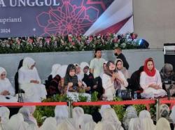 15.000 Muslimat NU Hadiri Istigasah Bersama Siti Atikoh Ganjar di Surabaya<