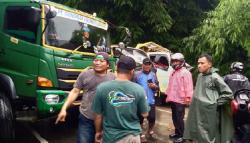 2 Truk Tabrakan di Jalan Raya Transyogi Cariu-Cianjur, Dua Orang Luka-Luka