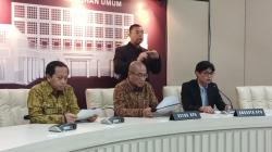 Debat Keempat Pilpres 2024, Cak Imin Berdiri di Tengah Diapit Mahfud dan Gibran