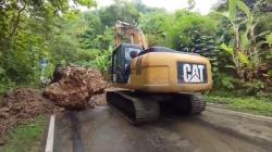 Longsor di Pacitan, Batu Besar Tutup Jalan Hambat Arus Kendaraan<