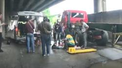 Pemotor Jatuh dari Flyover Pelabuhan Tanjung Emas Semarang, Korban Luka Parah<