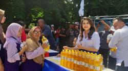 Caleg Partai Perindo Natalia Cecilia Peduli Warga, Gelar Bazar Minyak Goreng di Surabaya