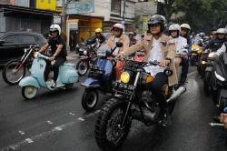 Serunya Momen Ganjar Pranowo Kendarai Motor Bobber Sapa Warga di Kota Bandung