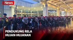 Pendukung Rela Hujan-hujanan di JCC Tunggu Kehadiran Paslon
