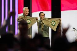 Ganjar-Mahfud Pamer Syal Mapala Berjargon Sat-Set di Arena Debat Cawapres