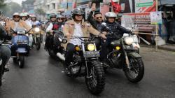 Konvoi Bareng Warga Bandung, Ganjar Naik Motor Bobber di Tengah Hujan<