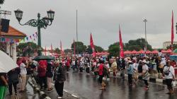 Ribuan Warga Ikut Jalan Sehat Mubeng Beteng Bareng Relawan Ganjar-Mahfud di Alun-Alun Kidul Jogja<