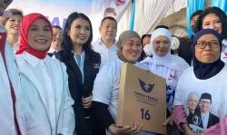 Momen HT dan Siti Atikoh Bagikan Doorprize kepada Warga Pangadegan