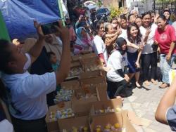 Caleg Perindo Natalia Cecilia Sapa Warga Surabaya dengan Bazar Murah