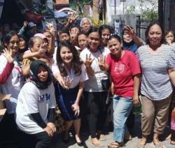 Emak-Emak Surabaya Serbu Bazar Minyak Goreng Murah Caleg Perindo