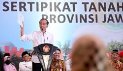 Jokowi Bagikan Sertifikat Tanah di Jateng: Saya Titip Bisa Disekolahkan tapi Hati-hati 