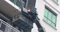Viral, Perempuan Ini Sewa Crane Naik Lantai 4 Apartemen gegara Kunci Pintu Rusak