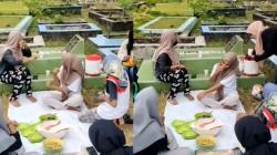Viral Kelakuan Emak-Emak Piknik-Joget di Kuburan, Netizen: Ini Pentingnya Punya Adab dan Etika<