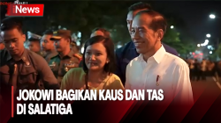 Jokowi-Iriana Sapa Warga yang Menyambut di Salatiga, Bagikan Kaus dan Tas