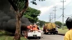 Mobil Terbakar di Kawasan BSB Mijen Semarang, Pengemudi Selamat<