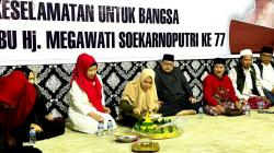 Atikoh Ganjar Potong Tumpeng di Ponpes Nurul Khalil Bondowoso, Syukuran Ultah Megawati