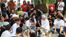 Asyiknya Ganjar Makan Lesehan Bareng Warga Yogya Usai Kunjungi Pabrik Bakpia<