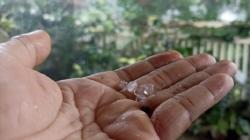 Hujan Es Guyur Sejumlah Kawasan di Malang, Warga Sempat Panik<