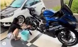 Wanita Ini Dimarahi karena Masukkan Air ke Knalpot Motor, Bagaimana Nasib Mesinnya?