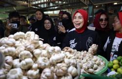 Blusukan ke Pasar Baru Probolinggo, Atikoh Dengarkan Keluhan Harga Kedelai dari Pedagang Tempe