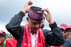 Ganjar Tiba di Ruteng, Disambut Tokoh Adat hingga Dibalutkan Songket Manggarai